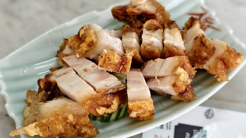 หมูกรอบหนังกรอบหั่นเป็นชิ้นพอดีคำ