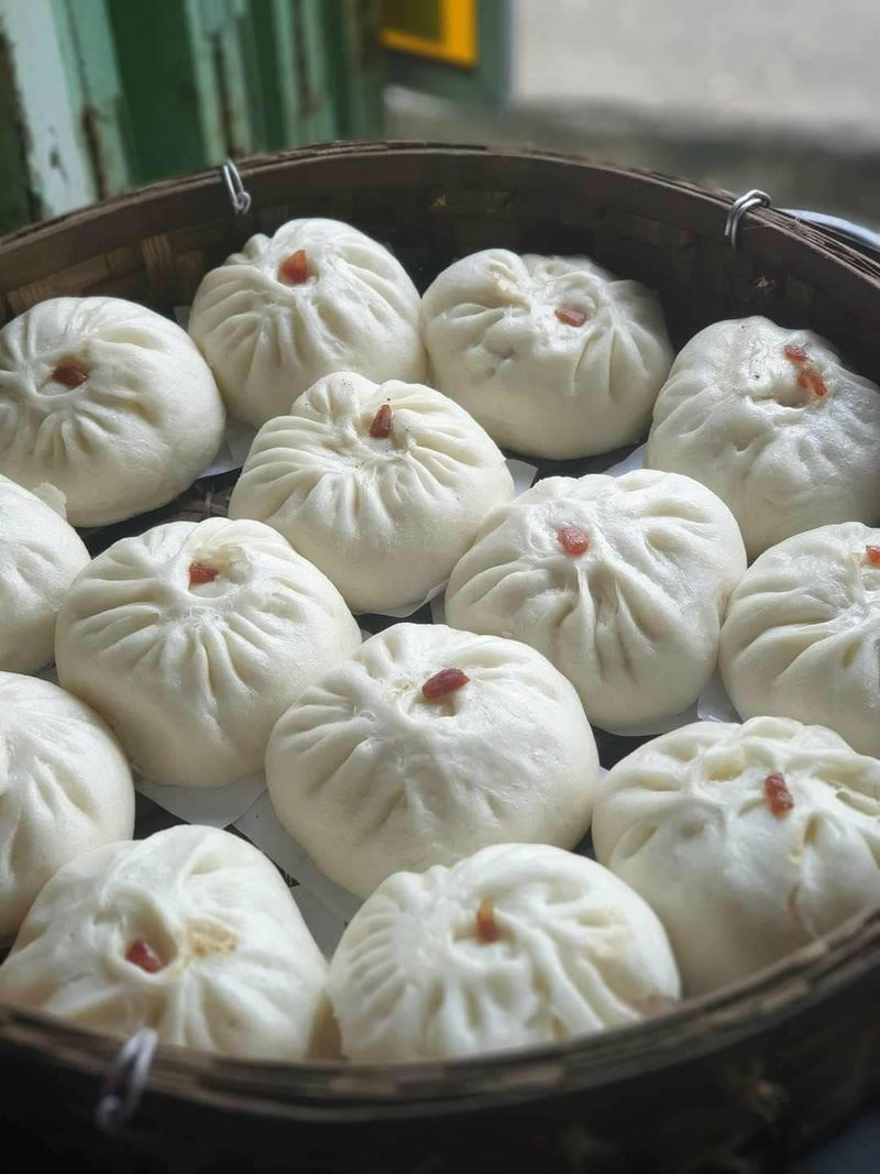 ซาลาเปาลูกใหญ่เรียงเต็มเข่งนึ่งไม้ไผ่ของร้าน