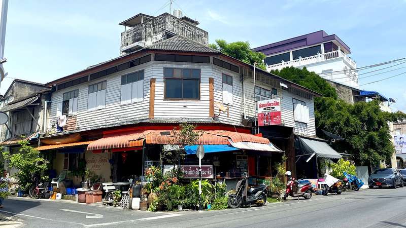 ตึกแถวสองชั้นแบบเก่าบนหัวมุมถนนในเมืองเก่าสงขลา