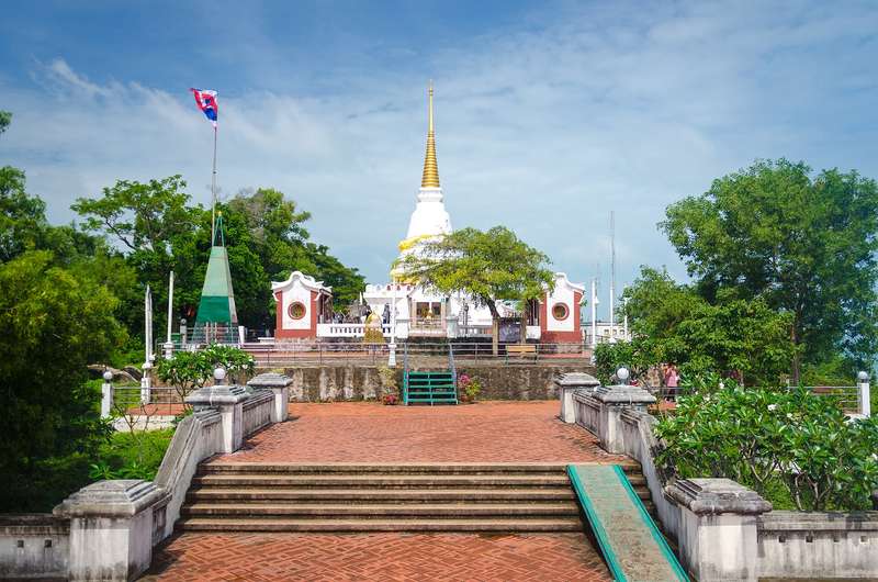 บันไดทางขึ้นสู่เจดีย์สีขาวบนยอดเขาตังกวน
